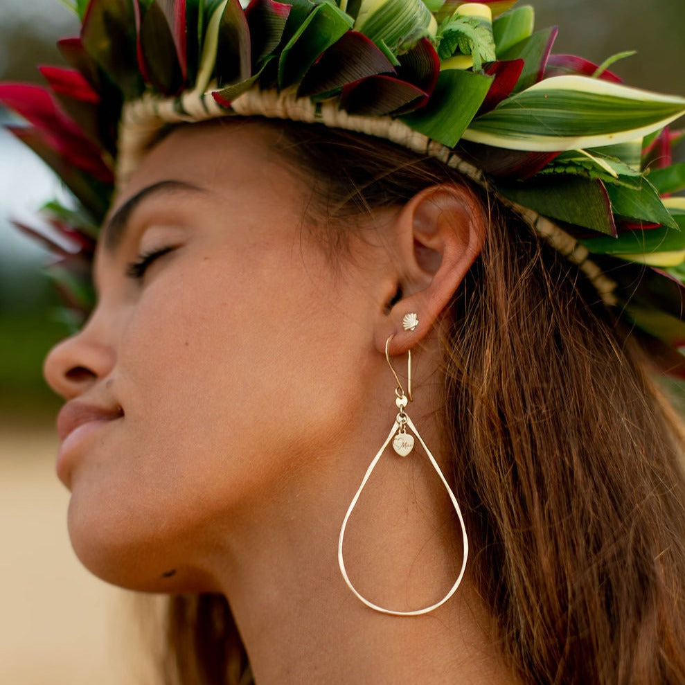 gold-teardrop-earrings